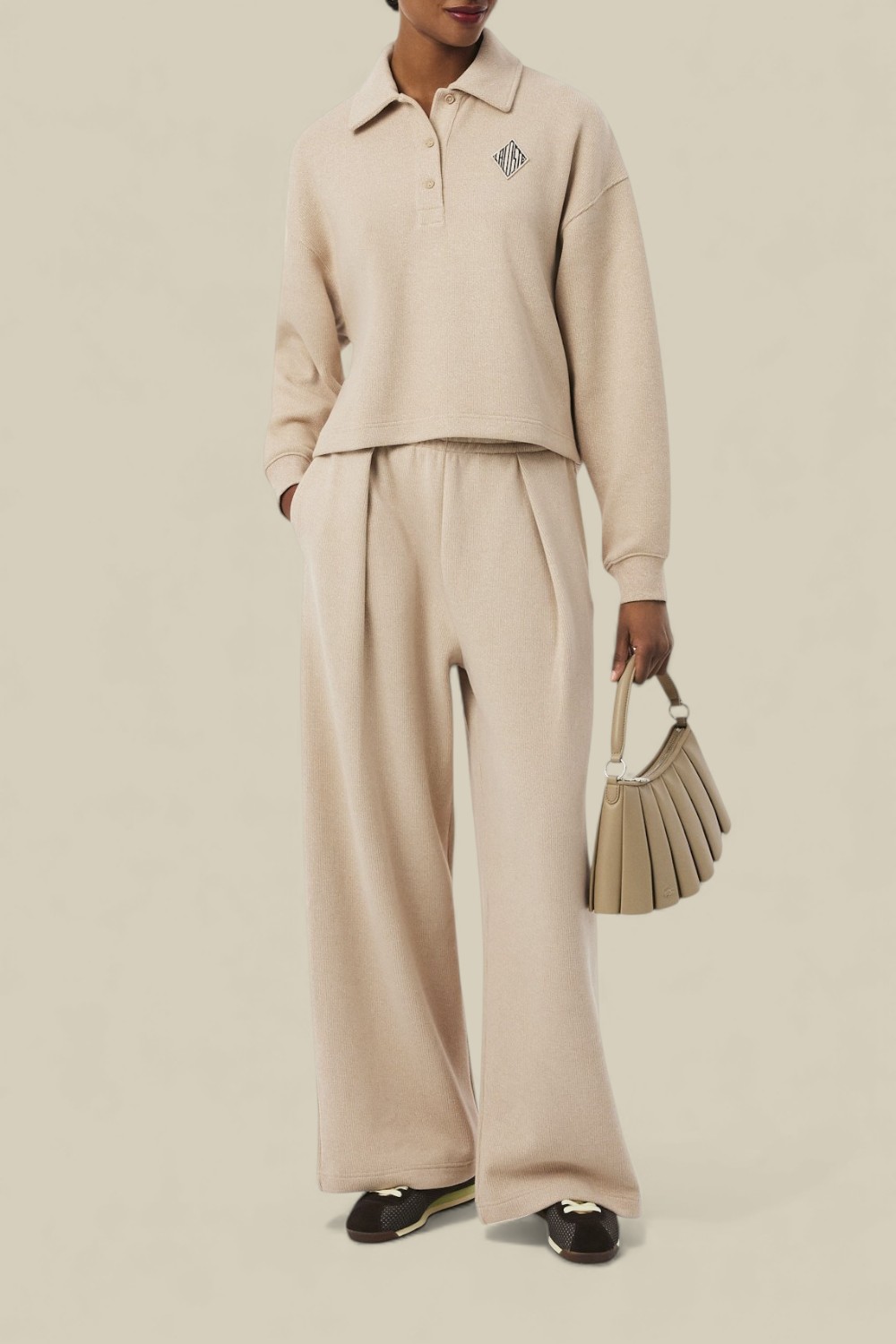 תמונת כל הלוק של סווטשירט אוברסייז PRE LINE